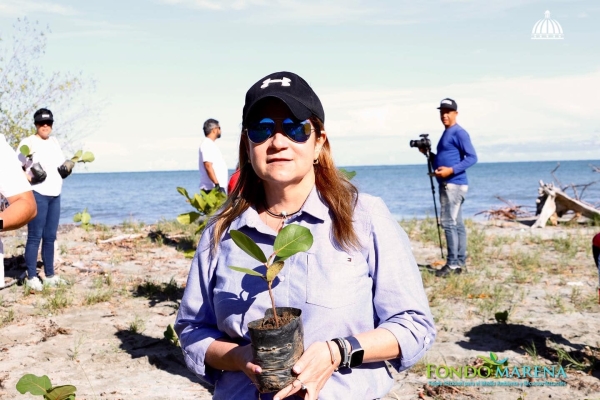 Judith Valdez, estuvo participando en la limpieza y reforestación en la playa La Ermita de Gaspar Hernández en una actividad organizada por el PEDEPE